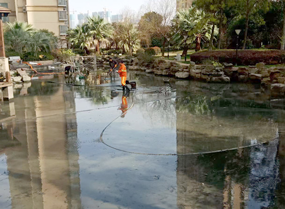 黄陵景观池淤泥清理