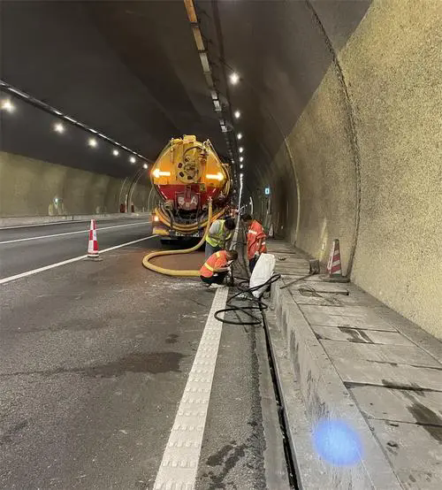 黄陵隧道排水渠清淤